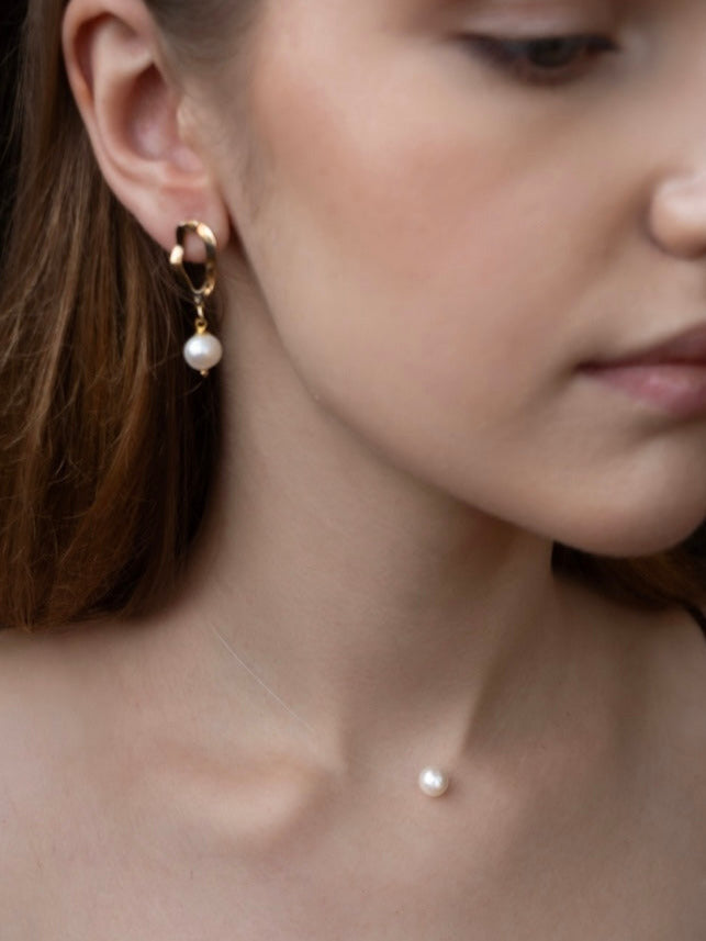 Kaklarota ar pērlīti uz neredzamas stīgas